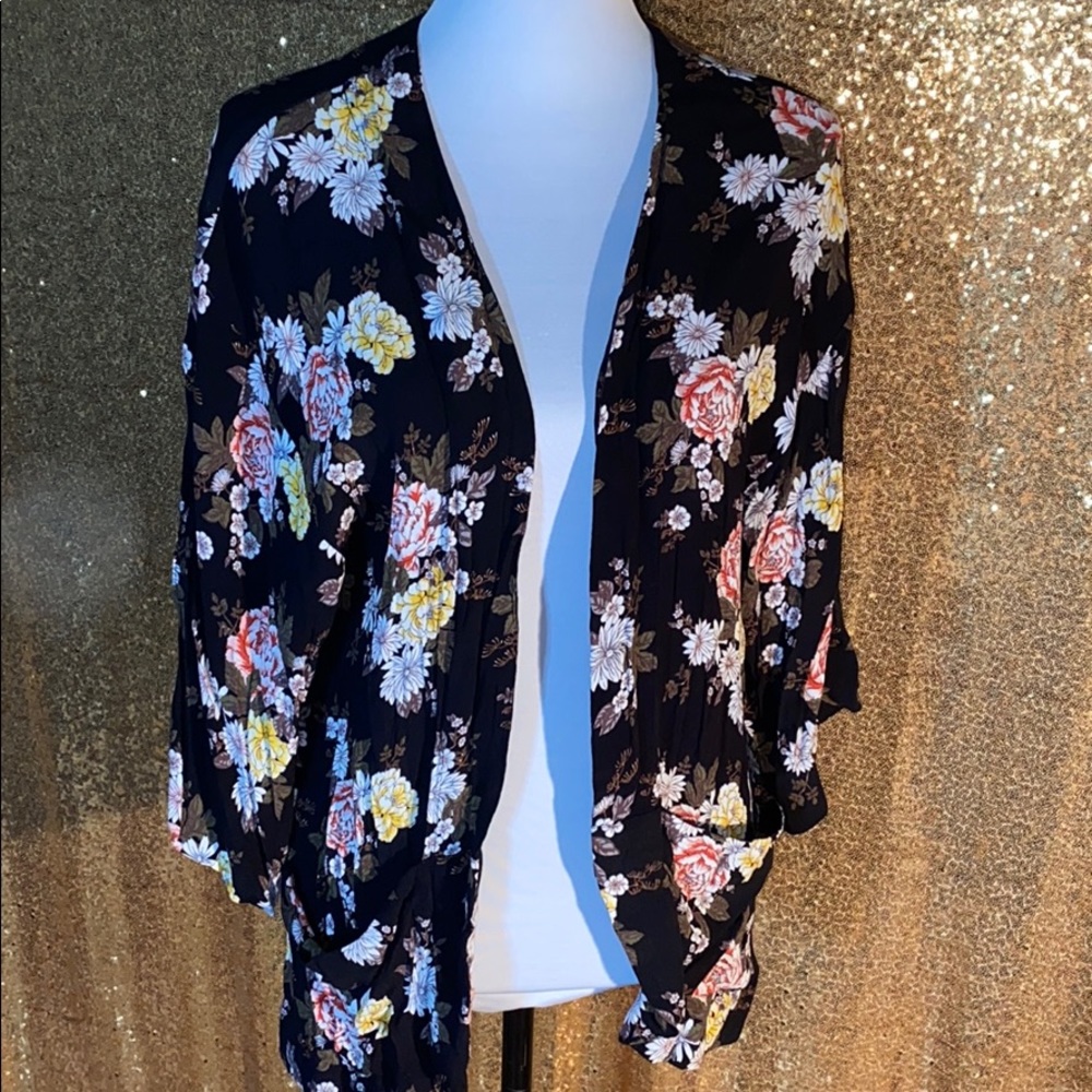 Forever 21 Kimono Sleeve floral cardigan ✨